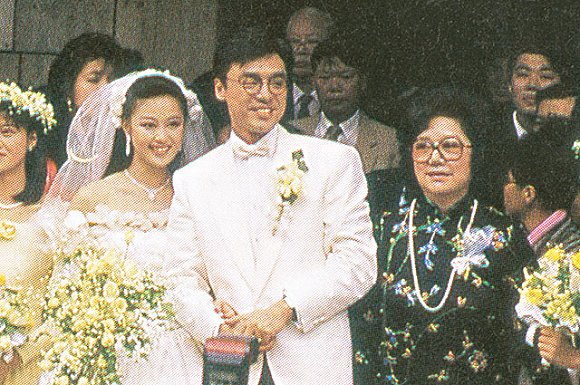 "      后来谈到1988年她和钟镇涛的婚礼,章小蕙说她最在乎的还是衣服