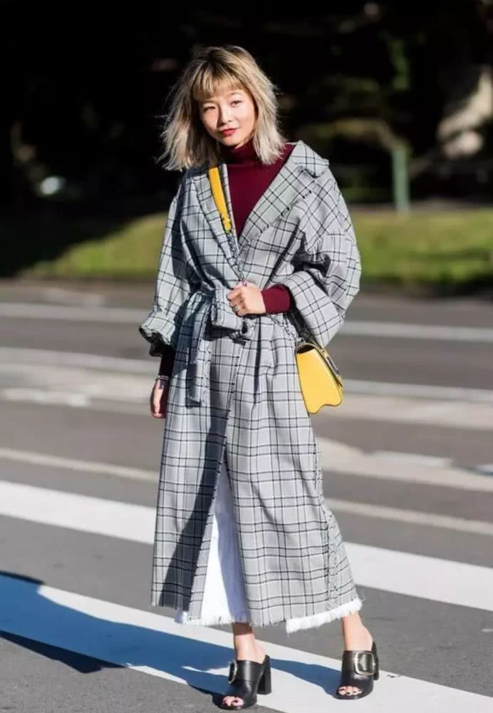 灰色 红色则就显得浓厚很多了,勃艮红的内搭 灰色显得更有法式风,既