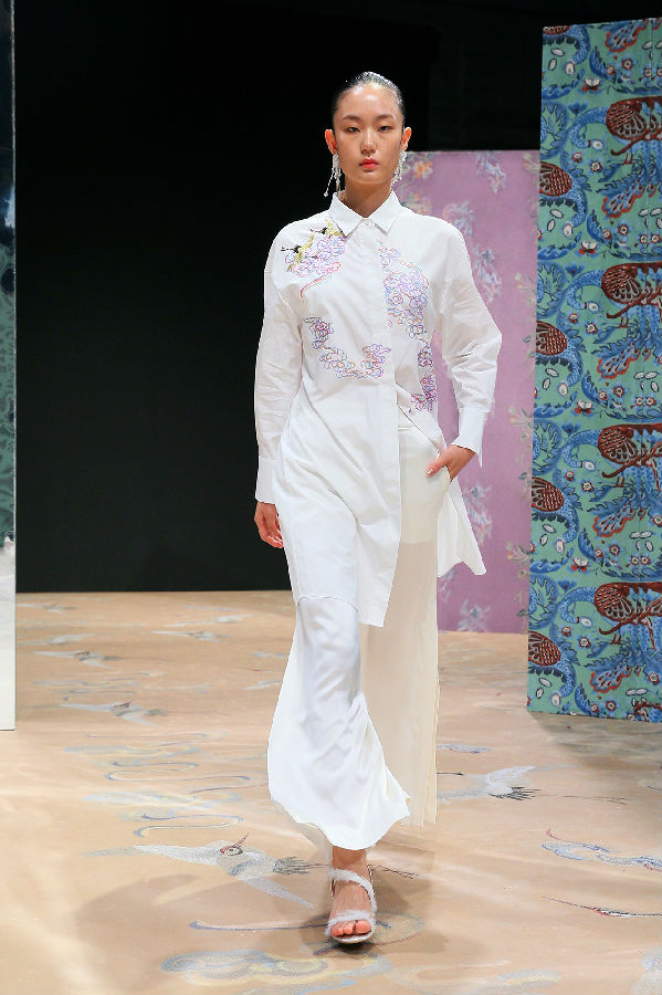 仙鹤祥云图案苏绣秀场款