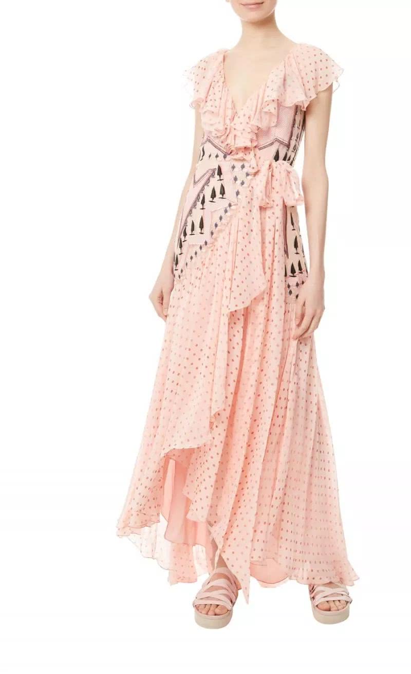 而这一季的茶歇裙则是全部选用单块布料裹身的款式,薄纱款可以华贵