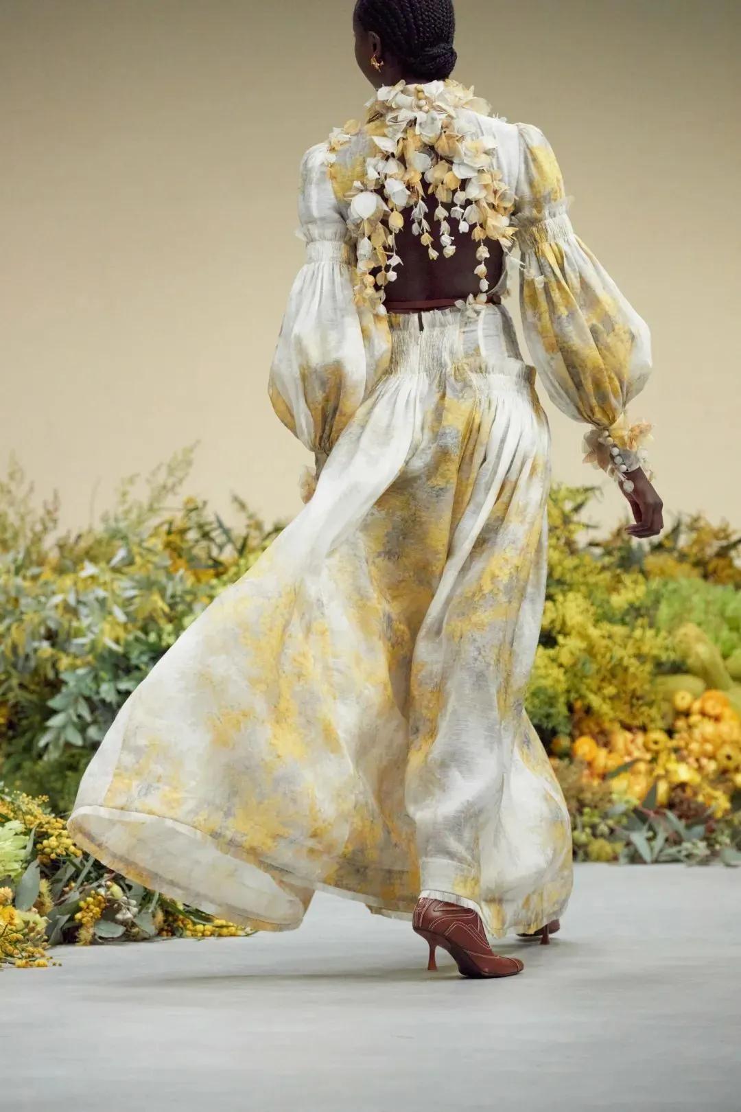 2021春夏女装流行色彩及元素 看完你就会买衣服了！(图3)