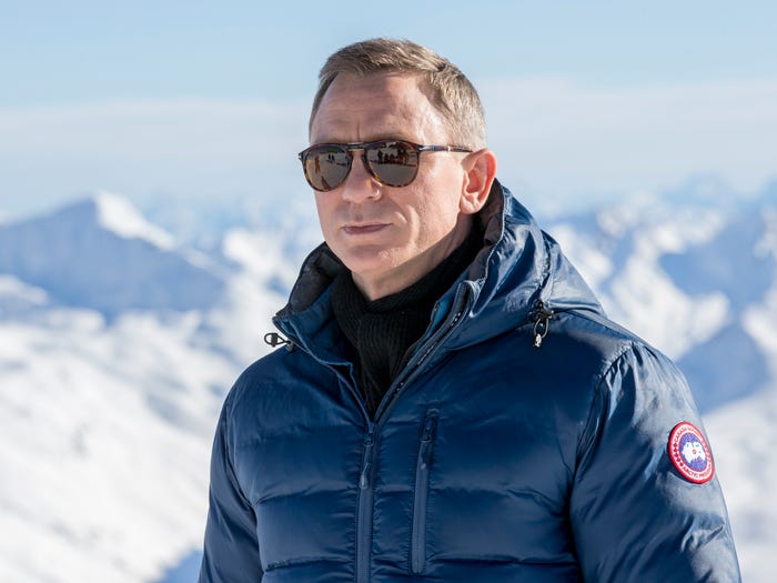 丹尼尔·克雷格饰演的詹姆斯·邦德在电影《007：幽灵党》中身穿加拿大鹅产品